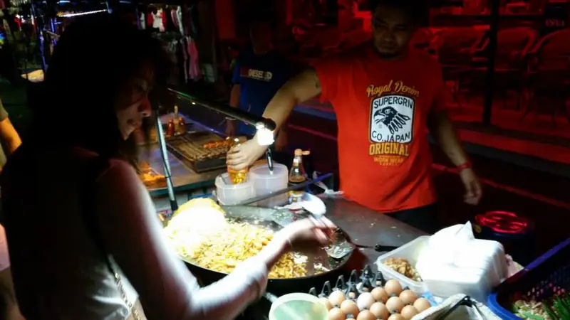 Street food thailandese: bancarelle con piatti locali nelle strade di Bangkok