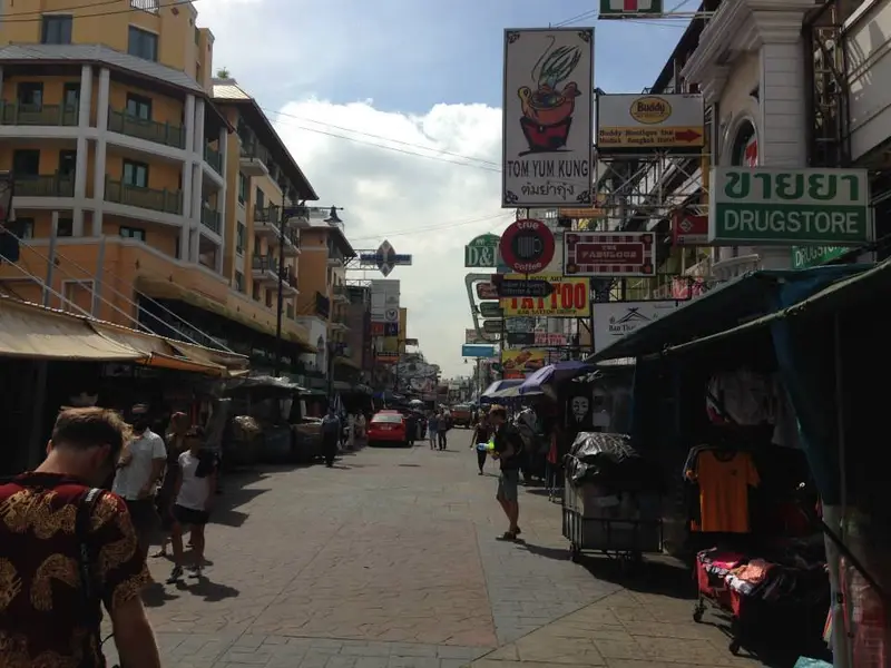 Khao San Road di notte: luci, insegne e vita notturna di Bangkok