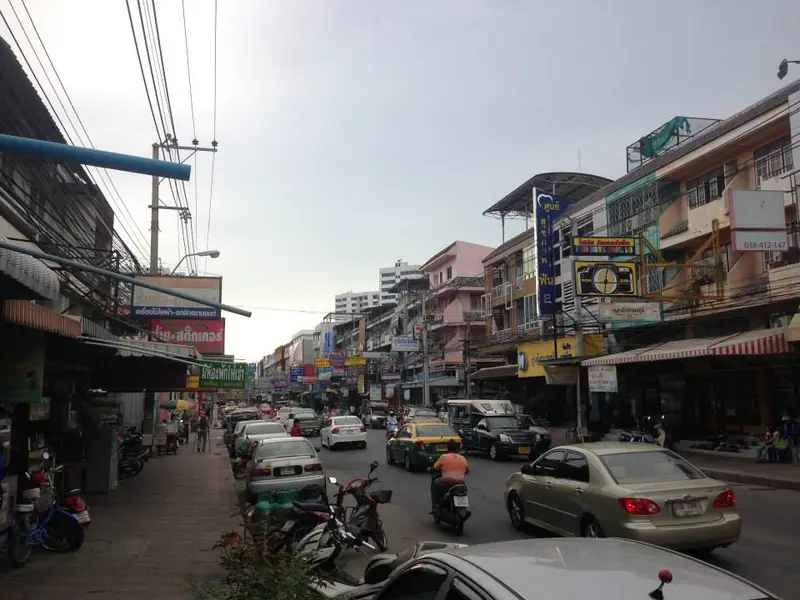 Bangkok: vista di una strada trafficata
